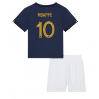 Frankrike Kylian Mbappe #10 Replika babykläder Hemmaställ Barn VM 2022 Kortärmad (+ korta byxor)